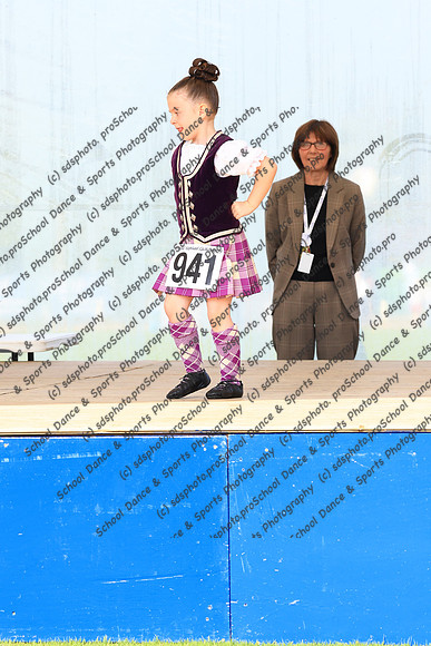 61121